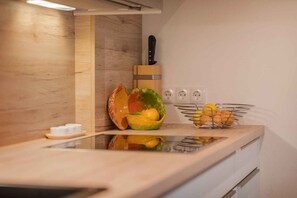 Frigorifero, microonde, forno, piano cottura