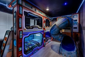 5 bedrooms, travel crib, WiFi
