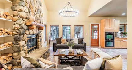 River Rock by AvantStay | 8 Bedroom Ski Estate w/ Hot Tub & Movie Theatre