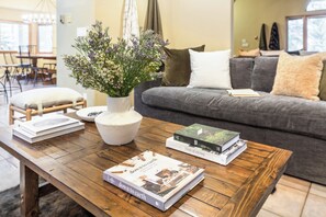 Älytelevisio, takka, työhuone