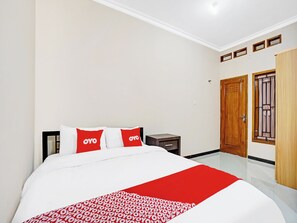 Room - OYO 90383 Avisha Guest House Syariah (Malang)