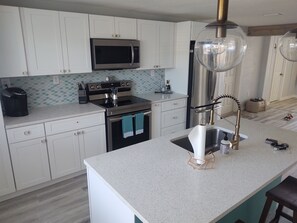 Fridge, microwave, oven, stovetop - Sunsets, nature and dolphins oh my! Private dock, minutes to the gulf.  3br/2bth (Hudson)