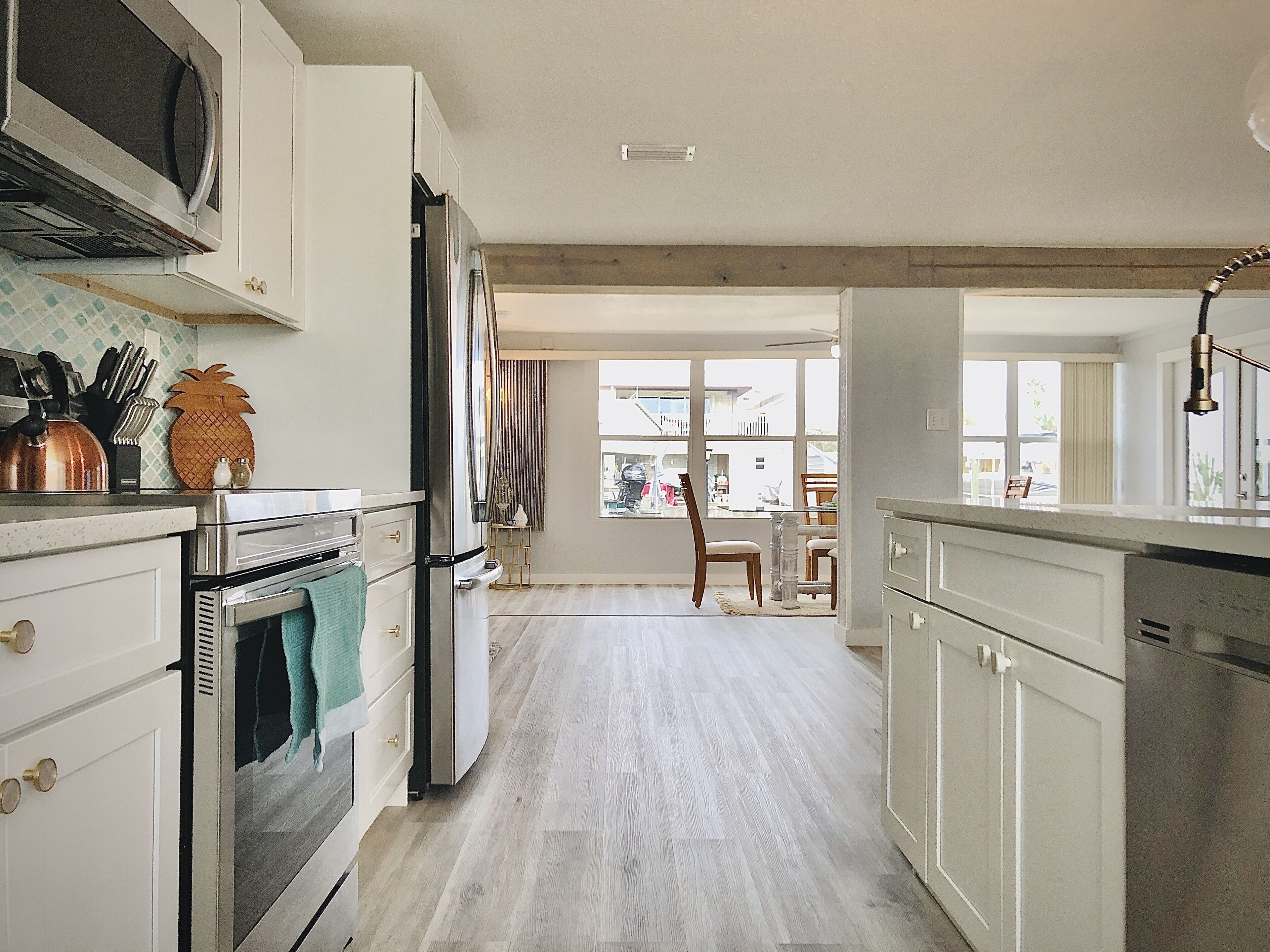 Réfrigérateur, four à micro-ondes, un four, surface de cuisson