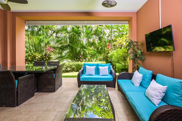 Outdoor dining - Veranda 1H 3 bdr Garden View in Los Suenos (Playa Herradura)