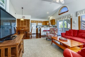 TV, DVD player - Pet Friendly fenced in yard! Walk to dining/shopping. 3 min to beach (Kill Devil Hills)