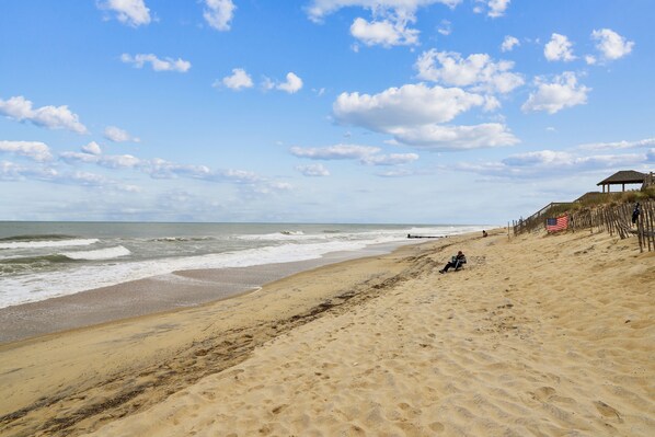 Beach nearby - Pet Friendly fenced in yard! Walk to dining/shopping. 3 min to beach (Kill Devil Hills)