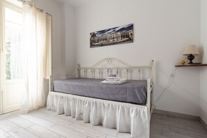 2 bedrooms, iron/ironing board, travel cot, free WiFi