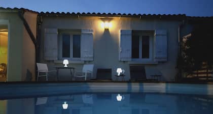 Air-conditioned villa with garden and pool near Avignon
