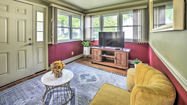 A living room with a television, a sofa, a coffee table, and a rug. - Pet-Friendly Latham Retreat ~ 7 Mi to Albany! (Latham)