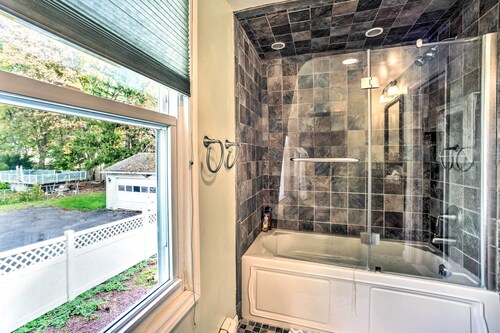 Pet-Friendly Latham Retreat ~ 7 Mi to Albany!