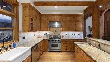 Refrigerador, microondas, lavavajillas y cafetera y tetera