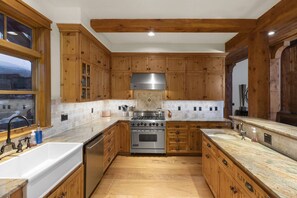 Refrigerador, microondas, lavavajillas y cafetera y tetera