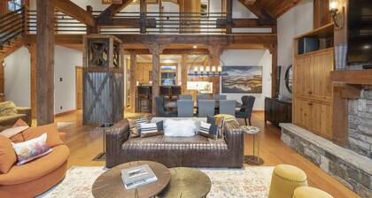 Private Ski in/out Lodge! Hot Tub, 2 King En Suites, Stunning Views