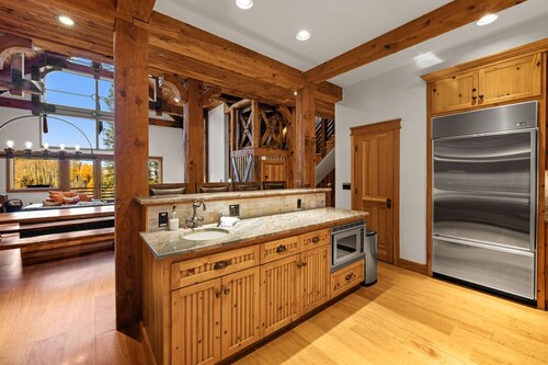 Private Ski in/out Lodge! Hot Tub, 2 King En Suites, Stunning Views