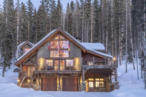 Private Ski in/out Lodge! Hot Tub, 2 King En Suites, Stunning Views