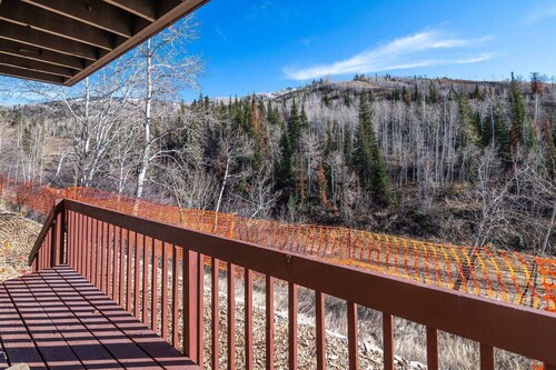Ski In/Out TH w/Amazing Slope Views-Heated Pool-Hot Tub-Gym-Tennis-W/D in Unit-Office-Decks