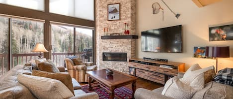 Smart TV, chimenea, libros, monitor de computadora