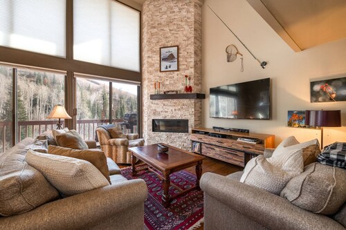 True Ski In/Out TH w/Amazing Slope Views-Heated Pool-Hot Tub-Gym-W/D in Unit-Office-Decks