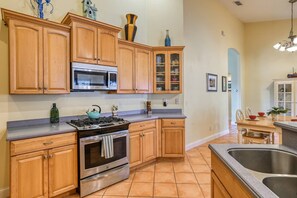 冰箱、微波炉、烤箱、炉灶