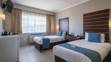 Standaard Twin kamer | Een kluis op de kamer, een bureau, een strijkplank/strijkijzer