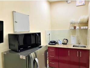 Refrigerador, microondas y utensilios de cocina 