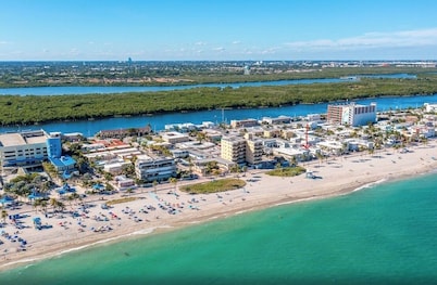 OCEANFRONT/1st FL- On beach Spectacular views/King+sleeper/2 baths. Free parking