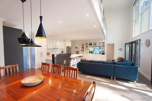 Dining - The Gums - Echuca Holiday Homes (Echuca)