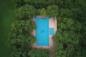 Una piscina al aire libre