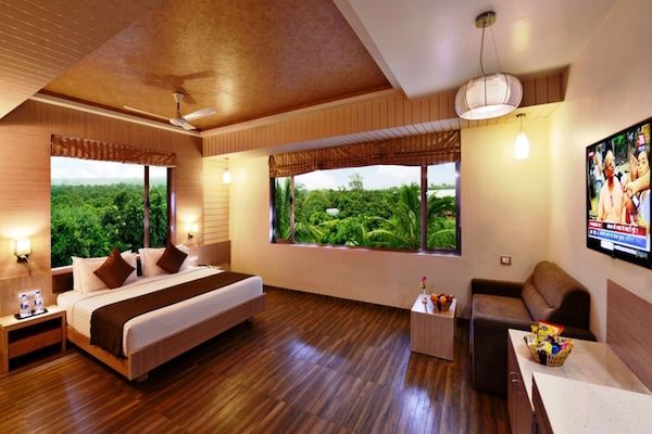 Suite, 1 Double Bed | Memory foam beds, in-room safe, desk, laptop workspace