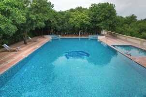 Una piscina al aire libre