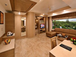 Suite, 1 Double Bed | Memory foam beds, in-room safe, desk, laptop workspace