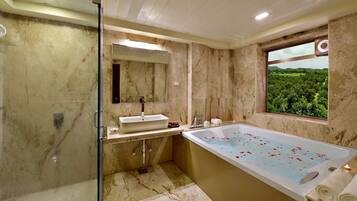 Suite, 1 Double Bed | Bathroom