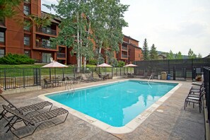 A heated pool - Convenient Location + Free Bus Route - Patio, Pool, Hot Tub (Steamboat Springs)