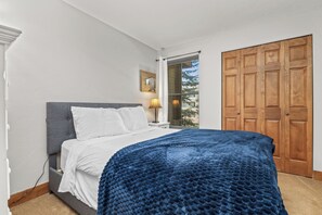 2 bedrooms, WiFi, bed sheets - Convenient Location + Free Bus Route - Patio, Pool, Hot Tub (Steamboat Springs)