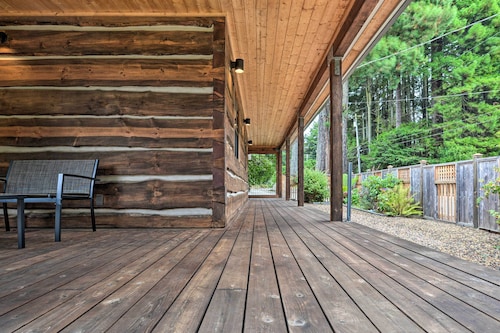 Quiet & Cozy Eureka Home Near Sequoia Park & Zoo!