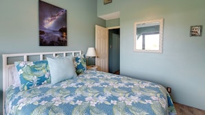 Una camera da letto con un letto, un affresco raffigurante il cielo notturno, una porta e uno specchio.