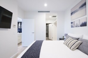 Desk, iron/ironing board, travel cot, WiFi - 2BR/ Sydney CBD/Views Hyde Park/Families & Groups (Sydney)