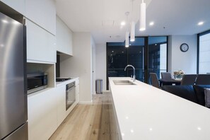 Fridge, microwave, oven, stovetop - 2BR/ Sydney CBD/Views Hyde Park/Families & Groups (Sydney)