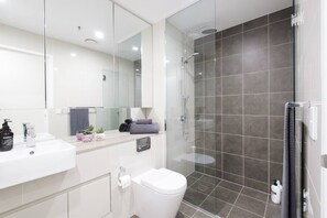 Shower, hair dryer, towels