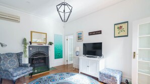 TV, fireplace - Bryn-y-Mor Cottage/ Romantic / Fireplace/Couples (Leura)