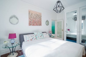 1 dormitorio, tabla de planchar con plancha, wifi y ropa de cama