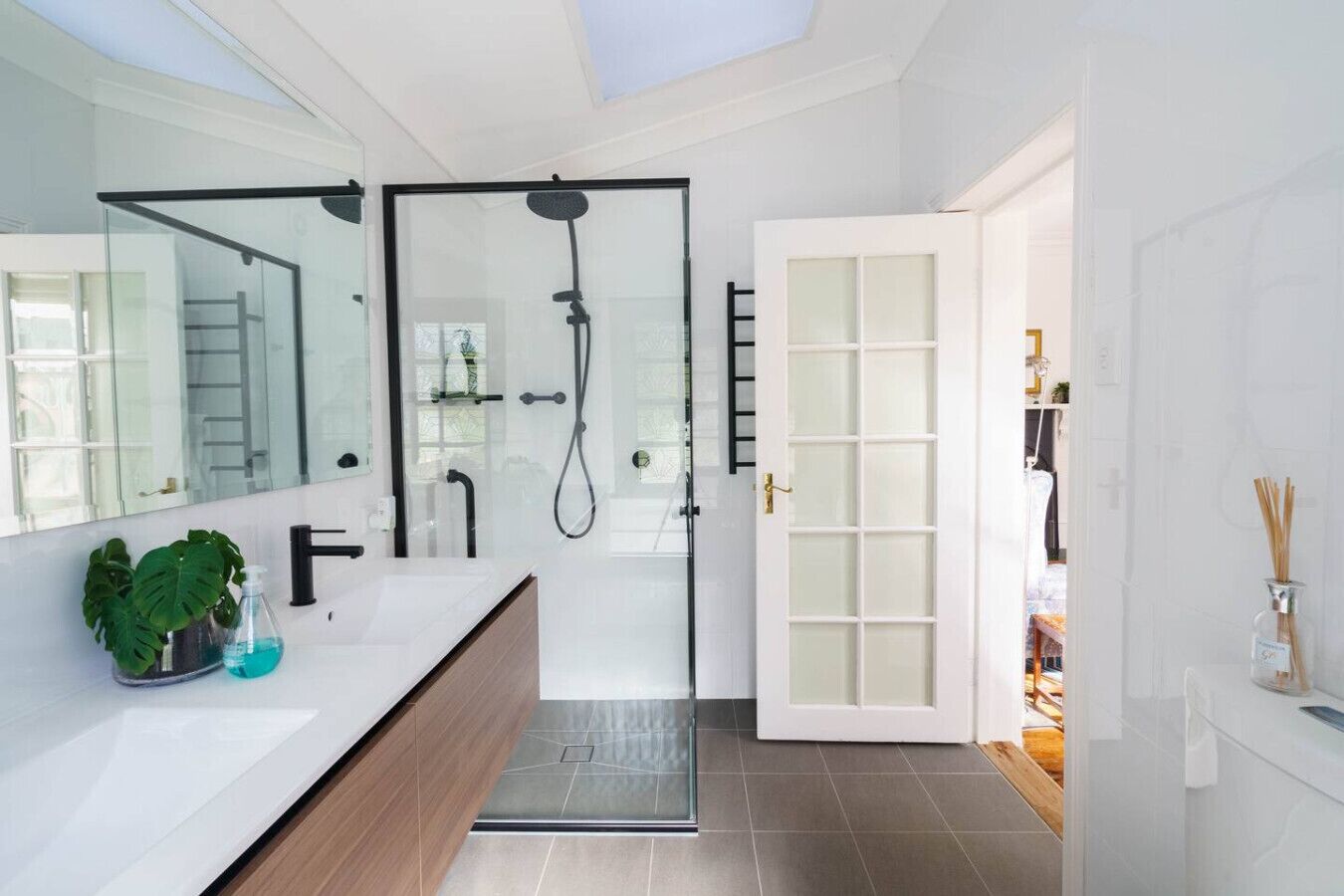 Separate bathtub and shower, towels