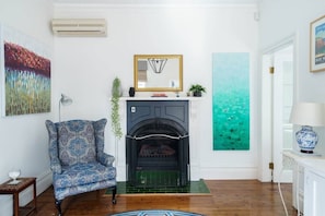 Una televisión, una chimenea, un reproductor de DVD