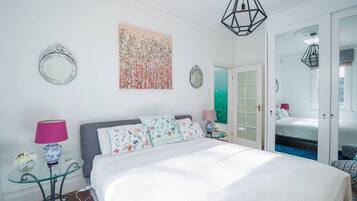 Desk, iron/ironing board, WiFi, bed sheets