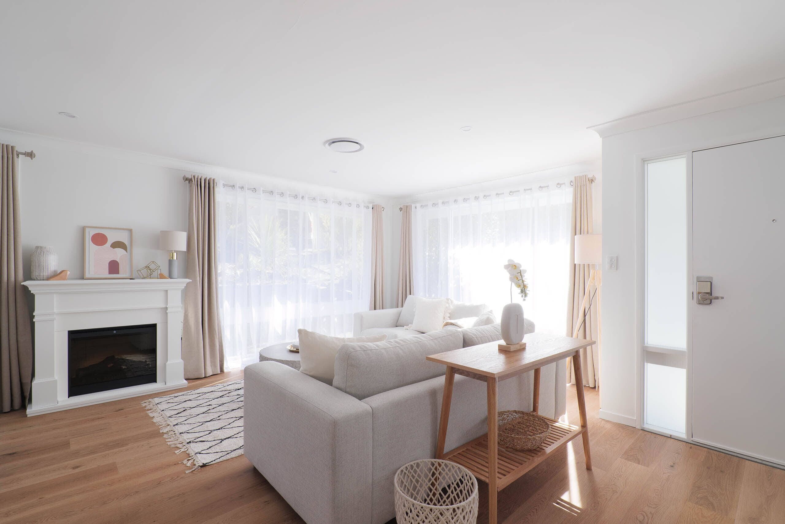 Una televisión, una chimenea