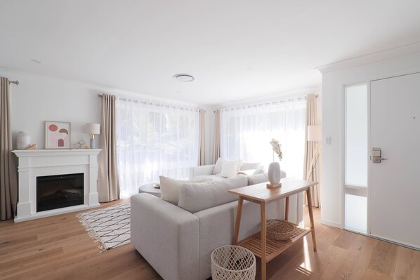 TV, fireplace - Abbey House/Gardens/Fireplace/Dog Friendly (Leura)