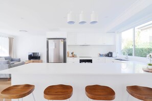 Fridge, microwave, oven, stovetop - Abbey House/Gardens/Fireplace/Dog Friendly (Leura)