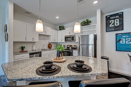 ⭐HOME OF THE JAGUARS⭐private patio, w/POOL Near Downtown, NAS & Shopping