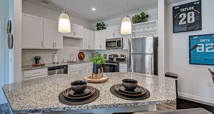 ⭐HOME OF THE JAGUARS⭐private patio, w/POOL Near Downtown, NAS & Shopping