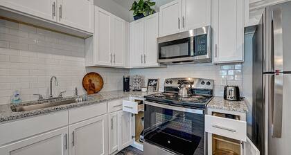 ⭐HOME OF THE JAGUARS⭐private patio, w/POOL Near Downtown, NAS & Shopping